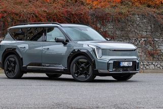 Rodinná Kia EV9 jako kdyby přistála z akčního sci-fi filmu. Má úžasnou výbavu a luxusní prostor, ale také obří cenovku - Garáž.cz
